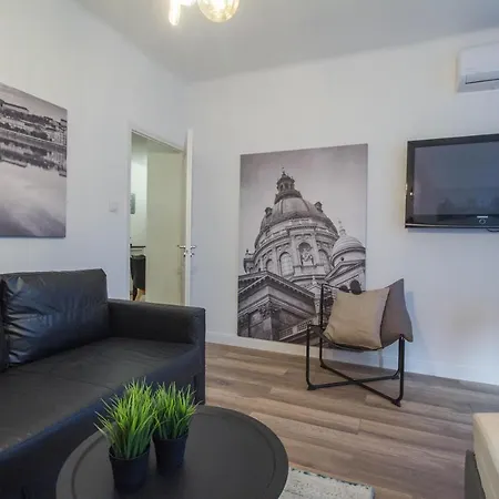 Standard By Hi5 - Madach * Budapesta