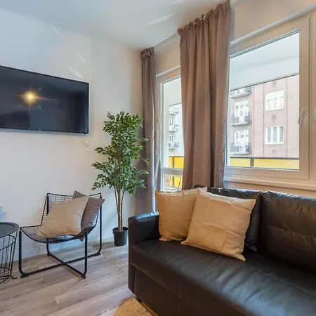 Standard By Hi5 - Madach * Budapesta