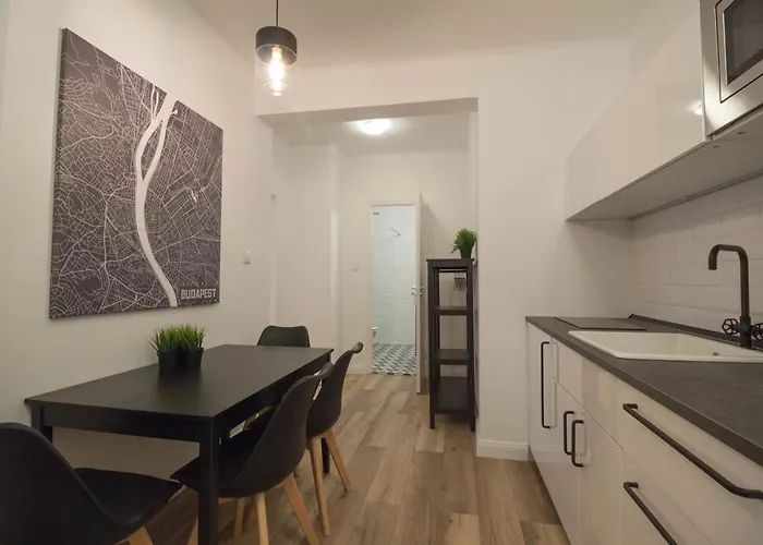 Standard By Hi5 - Madach * Budapesta